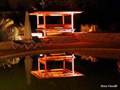 Balihaus bei Nacht
