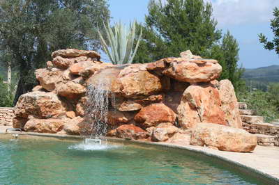 Pool mit Wasserfall