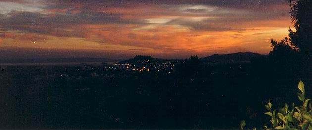 Blick auf Ibiza bei Nacht