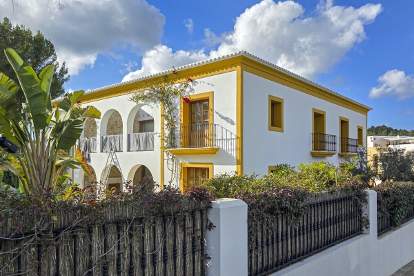 santa gertrudis villa by arnolippert